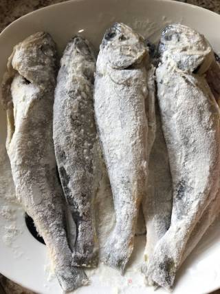 雪菜烧黄鱼的做法步骤：4