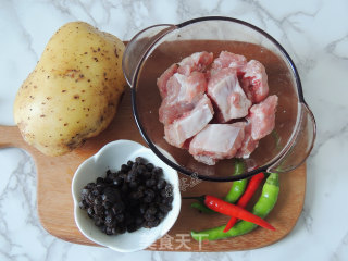 豆豉土豆蒸排骨的做法步骤：1