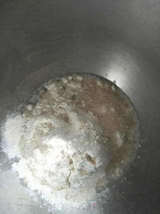 巴伐利亚全麦碱水面包的做法步骤：1