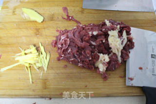 青椒蘑菇炒牛肉的做法步骤：3