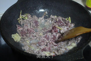 青椒蘑菇炒牛肉的做法步骤：5