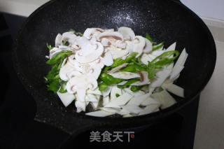 青椒蘑菇炒牛肉的做法步骤：7