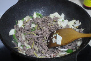 青椒蘑菇炒牛肉的做法步骤：8