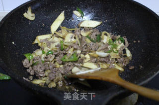 青椒蘑菇炒牛肉的做法步骤：9