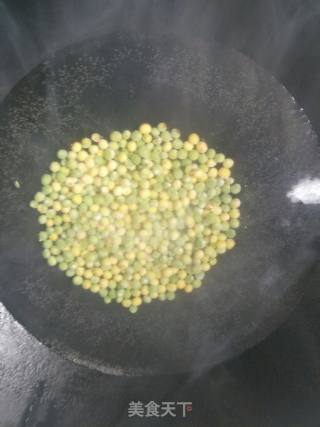西芹炒虾仁的做法步骤：2