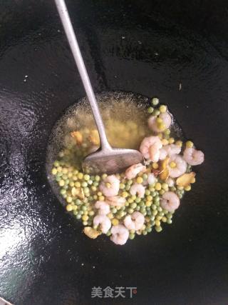 西芹炒虾仁的做法步骤：6