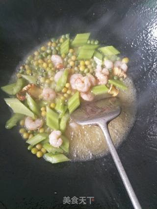西芹炒虾仁的做法步骤：7