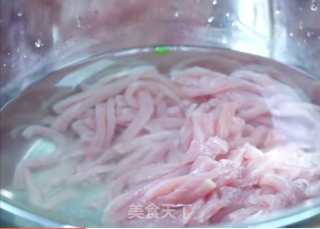 京酱肉丝超简单做法，肉丝爽滑，酱香浓郁，大人孩子都喜欢，比饭店做的还好吃！的做法步骤：1
