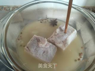 回锅肉炒蒜苗的做法步骤：1