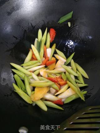 回锅肉炒蒜苗的做法步骤：8
