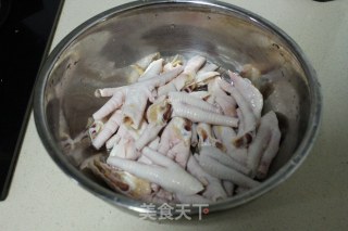 酸木瓜泡鸡爪——追剧必备的做法步骤：2