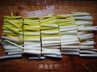 #团圆饭#胡萝卜蒜黄炒鸡蛋的做法步骤：1
