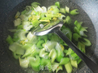 开洋炒西芹的做法步骤：3
