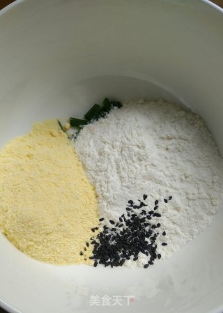 玉米面黑芝麻饼的做法步骤：1