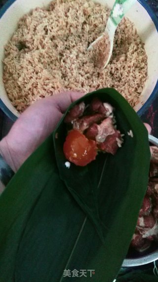 咸蛋黄肉粽的做法步骤：4