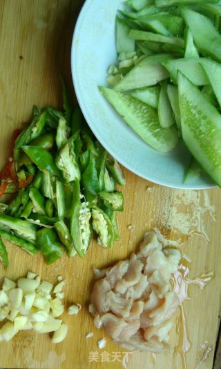 黄瓜片炒瘦肉的做法步骤：1