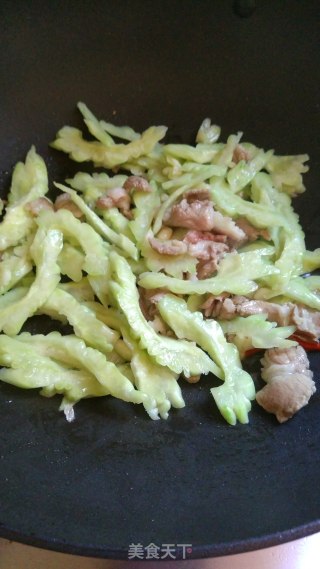 苦瓜炒梅花肉的做法步骤：4