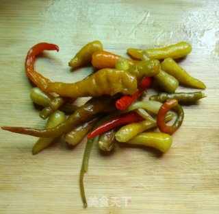 老坛酸辣椒炒腊干鱼的做法步骤：1