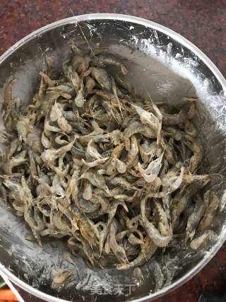 炒河虾的做法步骤：1