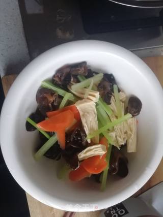 凉拌芹菜腐竹的做法步骤：8