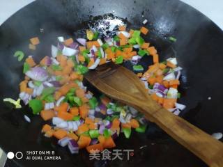 蔬菜蛋炒饭的做法步骤：4
