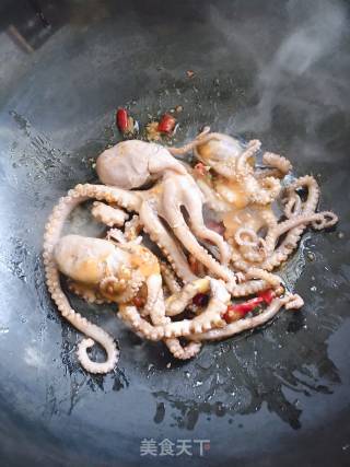 香辣八爪鱼的做法步骤：1