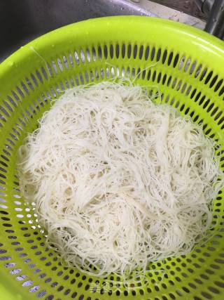 广式炒米粉的做法步骤：3