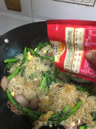 广式炒米粉的做法步骤：10
