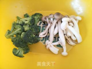 大虾双菇豆腐煲的做法步骤：3