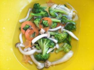 大虾双菇豆腐煲的做法步骤：4