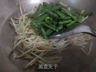 团圆饭-韭菜虾皮炒豆芽的做法步骤：4
