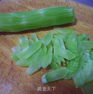 鸡蛋炒青笋的做法步骤：2