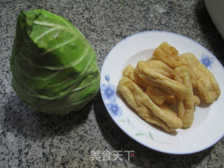 油豆条炒牛心菜的做法步骤：1