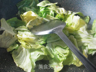 油豆条炒牛心菜的做法步骤：4