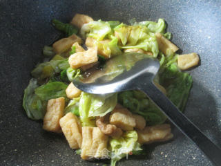 油豆条炒牛心菜的做法步骤：11
