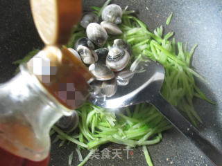 圆蛤青萝卜汤的做法步骤：3