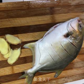 红烧鲳鱼的做法步骤：1