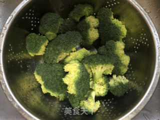 油鸡枞炒西兰花的做法步骤：1