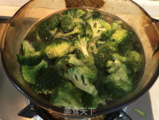 油鸡枞炒西兰花的做法步骤：2