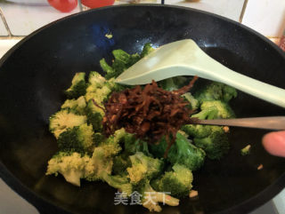 油鸡枞炒西兰花的做法步骤：6