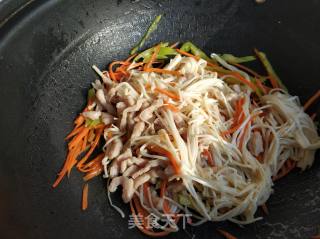 金针菇炒肉丝的做法步骤：8