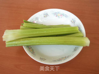 竹笋炒芹菜的做法步骤：1