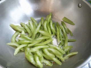 竹笋炒芹菜的做法步骤：6