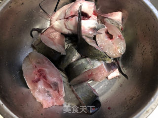 干锅鮰鱼的做法步骤：2