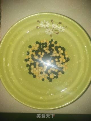 黄豆黑豆豆浆的做法步骤：2