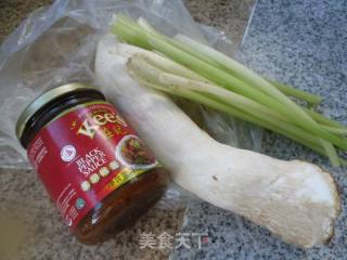 胡椒酱烧芹菜的做法步骤：1