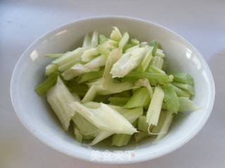 胡椒酱烧芹菜的做法步骤：2