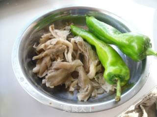 尖椒炒鲜蘑的做法步骤：1
