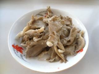 尖椒炒鲜蘑的做法步骤：2
