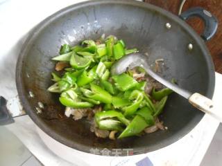 尖椒炒鲜蘑的做法步骤：5
